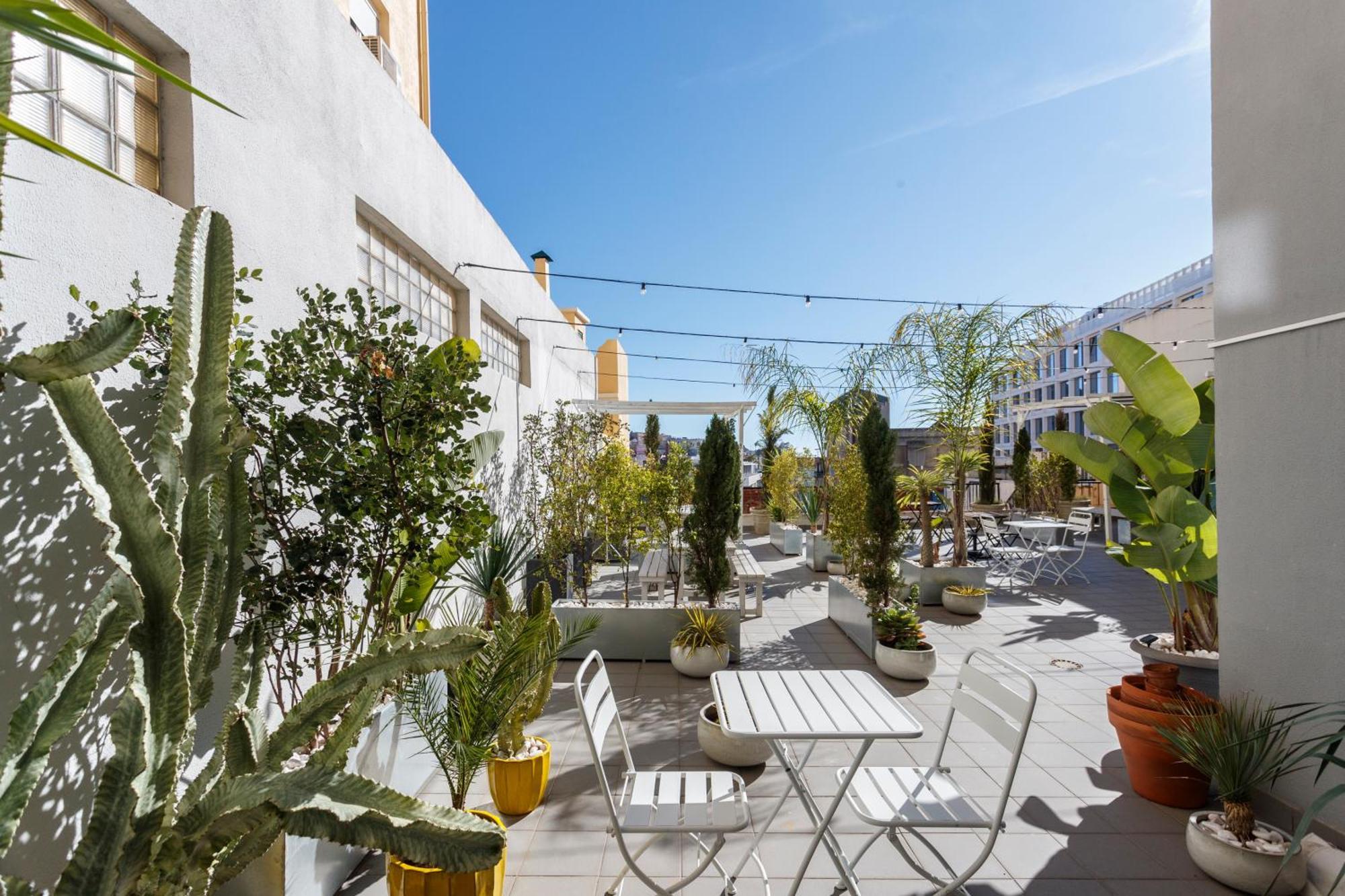 Red, Red Wine In Lisbon By Misha'S Place 3B Luaran gambar